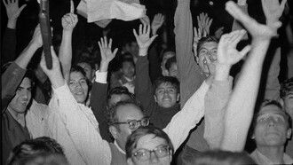 La construcción de un México justo y democrático no depende solo del gobierno, sino de una ciudadanía activa y bien informada que decida dejar atrás las divisiones para asumir la responsabilidad compartida de hacer que las cosas pasen. Fotografía de un mitin del movimiento de 1968