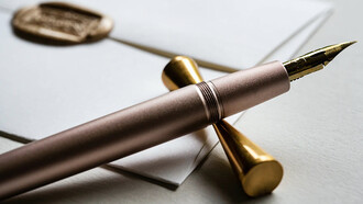 Pluma fuente y sobre lacado