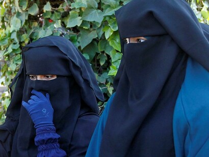 Women wearing niqab