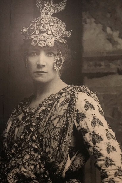 Sarah Bernhardt. L’originalité de l'œuvre de Mucha séduit Sarah Bernhardt