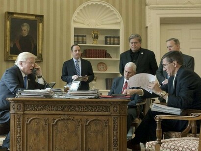 Trump con el núcleo duro de su Gabinete, incluyendo el ya exconsejero Flynn