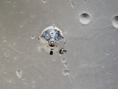 El Columbia en la órbita lunar, fotografiado desde el Eagle