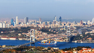 El agua aquí sigue siendo estructura, no decoración. El puente del Bósforo en Estambul, Turquía