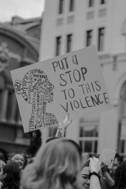 Violenza contro le donne. Dal sostegno telefonico alla sicurezza quotidiana: Come il Codice Rosso sta influenzando le politiche di prevenzione della violenza sulle donne