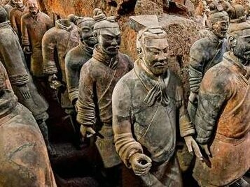 A descoberta, em 1974, do célebre Exército de Terracota — milhares de soldados, cavalos e carros em tamanho real — redefiniu a compreensão arqueológica do complexo



