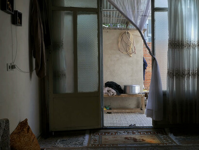 The silhouettes riprende vari momenti del quotidiano di una famiglia composta dai capostipiti e dai loro figli e nipoti