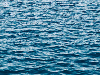 The vast and undisturbed sea mirrors an endless current of untamed freedom