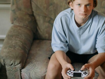 Garoto viciado em videogames. O avanço tecnológico trouxe inúmeros benefícios para a sociedade contemporânea, especialmente no campo da educação, comunicação e entretenimento