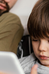 La tecnología ha transformado radicalmente la forma en que los niños interactúan con el mundo, presentando tanto beneficios como desafíos para su desarrollo