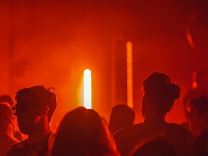 Tra scenografie minimaliste e performance carismatiche, i concerti di Tony Effe riflettono l'estetica e l'attitudine provocatoria tipica della nuova generazione musicale