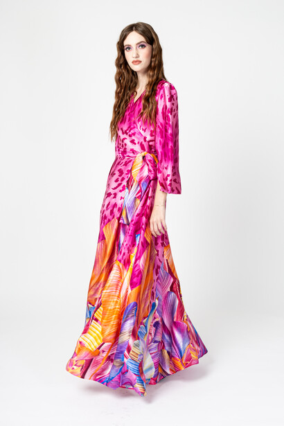 Abito lungo a portafoglio con maniche a campana aperta in raso di seta – Stampa tropicale