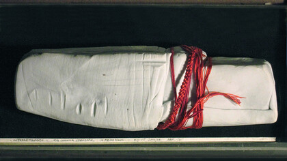 Fam Ricami, La colonna spezzata a Frida Kahlo, biscuit 13x11x11, 2003, foto Marirosa Toscani Ballo