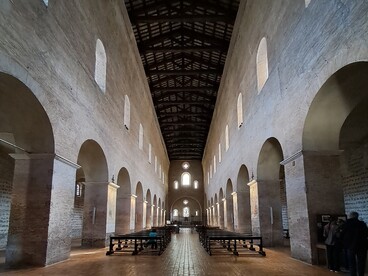 Chiesa dei Santi Vincenzo e Anastasio, interno caratterizzato da massicci pilastri quadrangolari che reggono archi a tutto sesto, ph. Angelica Maria Luciani 