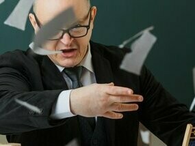 Professor visivelmente irritado. Eram momentos de exaustão e frustração que se acumulavam e encontravam saída no grito, rompendo com tudo aquilo que acredito enquanto educador