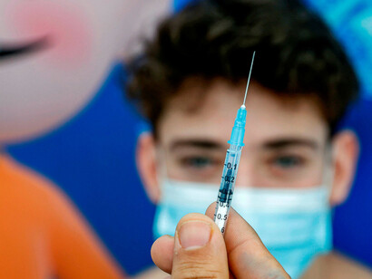 En otros países, como EE. UU. e Israel, se recomienda la vacunación para todos los niños mayores de 12 años