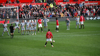 Cristiano Ronaldo a glissé alors qu'il s'apprêtait à tirer un coup franc lors du match de Premier League opposant le Manchester United FC au Liverpool FC à Old Trafford (Manchester) le 14 mars 2009