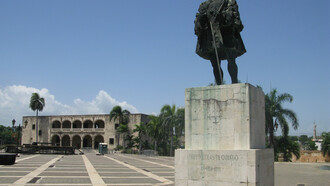 Plaza de Espana, statua di Nicolas de Osvaldo, Governatore di Hispaniola dal 1502 al 1509