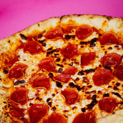 Compartir una pizza sigue siendo un ritual cotidiano que combina placer, socialización y una experiencia sensorial difícil de igualar