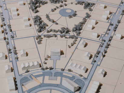 The spacial differences are represented by small markers on an architect's drawing