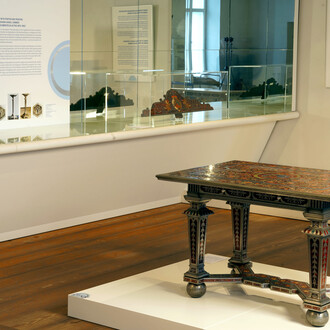 Pewter from the middle ages to art nouveau, exhibition view. Courtesy of Schloss Köpenick