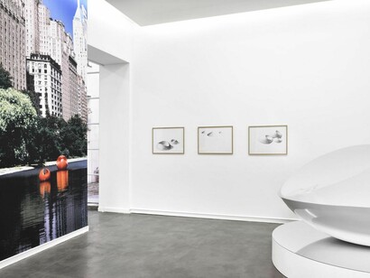 Sculptures flottantes, Exhibition view. Courtesy of Galerie Mitterrand
