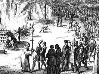 Representação de um auto de fé no Terreiro do Paço, em Lisboa, Portugal. A perseguição estendeu-se às colónias destes países. São exemplos a Inquisição de Goa e a Inquisição do Brasil, no caso português, e a Inquisição do Peru e a Inquisição do México, no caso de Espanha. As vítimas incluíam também os acusados de praticarem as religiões africanas (feitiçaria) e, na India, o hinduísmo