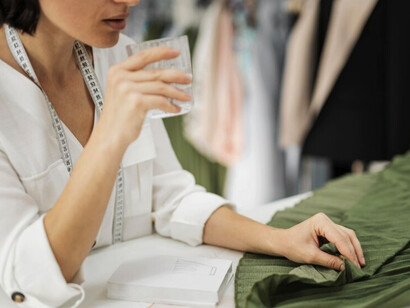 Frente a la inmediatez del fast fashion y el ritmo acelerado de la vida diaria, la costura ofrece una alternativa consciente y terapéutica, conectándonos con un proceso más pausado