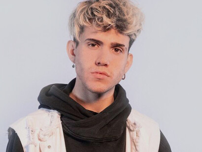 Il cantante Luca Marzano, noto come Aka7even