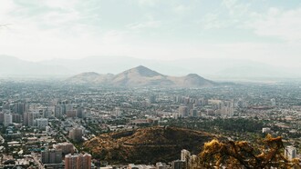 El moderno horizonte de Santiago de Chile, enmarcado por la Cordillera de los Andes, simboliza el esfuerzo del país por preservar su independencia estratégica en un mundo de potencias rivales