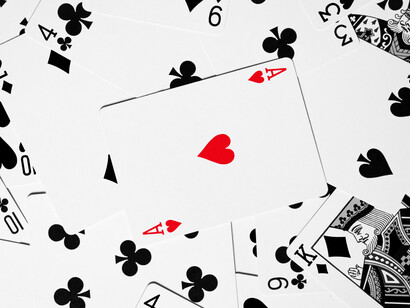 Naipes desperdigados por la mesa