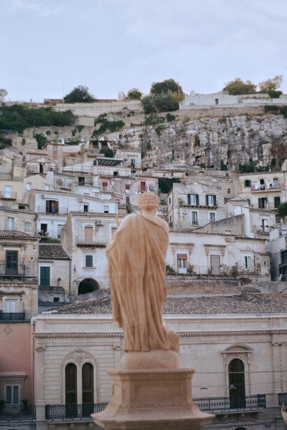 Noto è una città barocca nella Sicilia sud-orientale, rinomata per la sua architettura sontuosa, le chiese storiche e il maestoso Duomo di San Nicolò, Patrimonio dell'Umanità UNESCO
