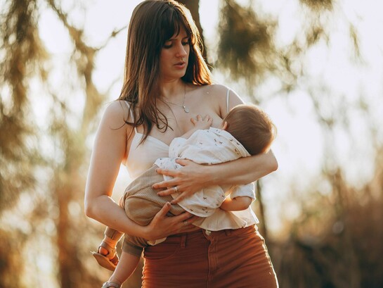 La Organización Mundial de la Salud (OMS) recomienda la lactancia materna durante al menos los primeros seis meses de vida e incluirla en una dieta mixta al menos hasta que el bebé cumpla dos años