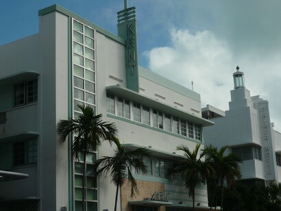 L'architettura Art Déco di Miami Beach è famosa per i suoi edifici dai colori pastello, caratterizzati da linee geometriche e dettagli decorativi eleganti. Miami Beach, Florida, USA. Foto di Flavius Roversi