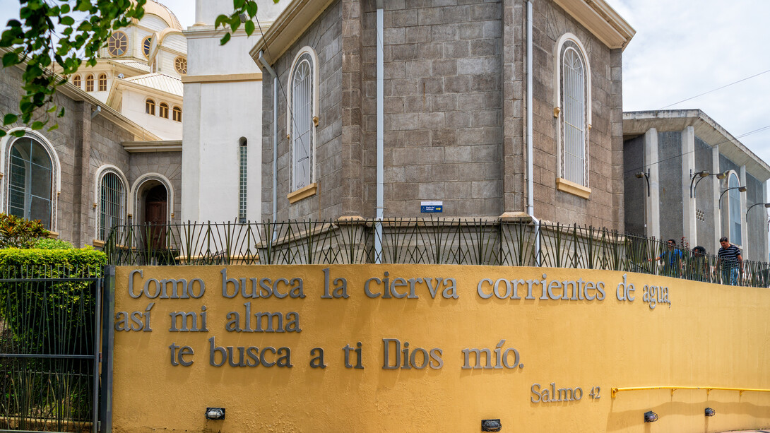 Entrada a «La pilita» actual de la Basílica de los Ángeles, en Cartago, Costa Rica. Imagen cortesía del fotógrafo Rodrigo Barsallo Sáenz, 2022