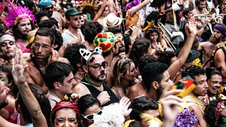 No carnaval, pessoas vão às ruas curtir e mostrar suas fantasias