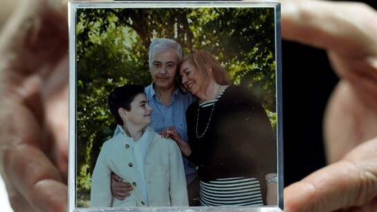 Retrato familiar del niño Diego González con sus padres