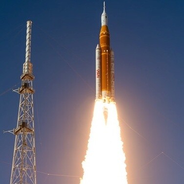 Il razzo Space Launch System (SLS) della NASA e la navicella spaziale Orion decolleranno per il volo di prova Artemis II mercoledì 1 aprile 2026 dal Complesso di lancio 39B del Kennedy Space Center della NASA in Florida. Crediti fotografici: NASA/John Kraus