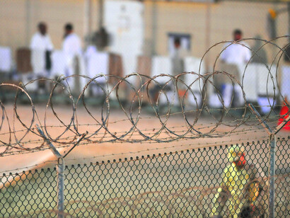 Guantánamo: a lo largo de los años, los prisioneros han reportado el uso de tortura y abuso en la prisión, lo cual la administración de Bush negó