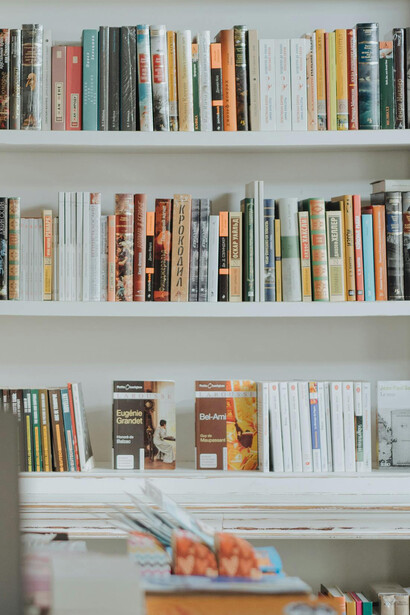 A lo largo de sus escritos, se advierte un esfuerzo por reconciliar crítica y sistema, aunque esa síntesis deja abiertas fisuras difíciles de resolver