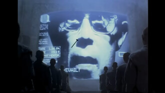 Lo spot si ispira al romanzo distopico *1984* di George Orwell, utilizzando immagini simboliche per rappresentare la lotta contro il conformismo e il controllo autoritario, con il Grande Fratello come antagonista