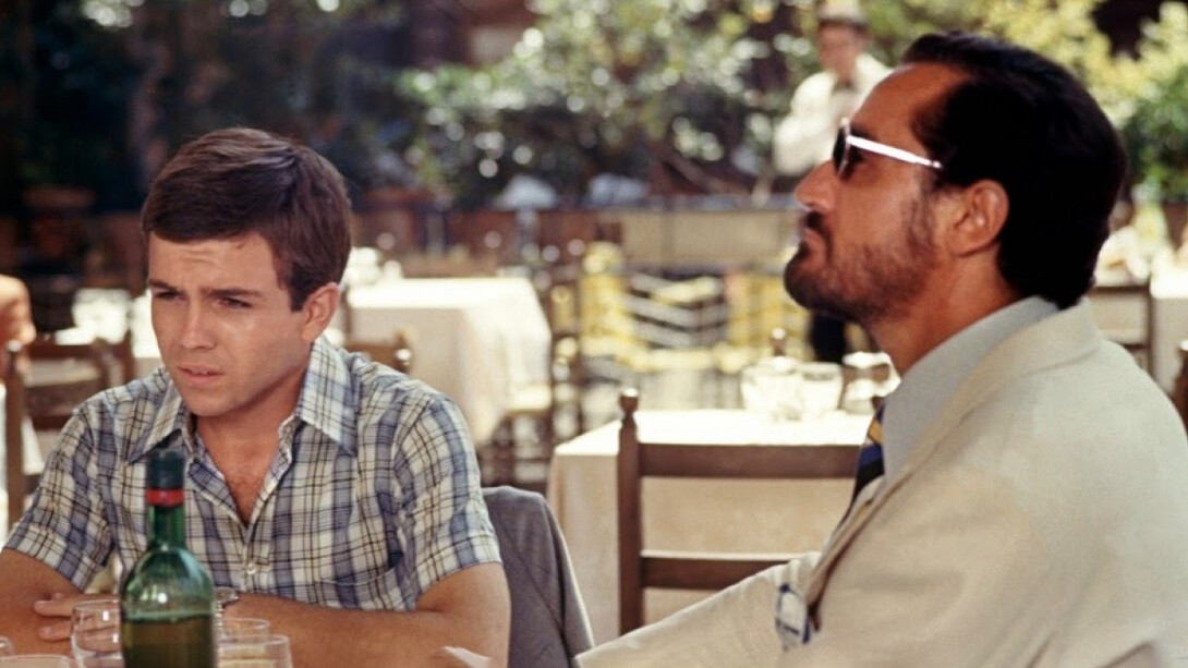 Scent of a Woman y Profumo di Donna son dos adaptaciones de la novela Il buio e il miele, pero mientras la versión italiana se mantiene fiel al espíritu de la obra, la estadounidense opta por un enfoque más espectacular y sentimental