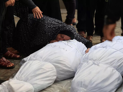 Mujer abraza el cuerpo de un familiar fallecido durante los bombardeos por parte de Israel