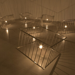 Claude Lévêque, Vies de singes, 2015, Treize parcs en inox, treize ampoules. Bande sonore : crise d'asthme (Conception sonore en collaboration avec Jérôme Nox / Respirations : Romaric Etienne) / Thirteen stainless thirteen parks, lamps. Soundtrack : asthma attack (Sound Design in collaboration with Jerome Nox / Breaths : Romaric Etienne), Dimensions variables / Variable dimensions © ADAGP Claude Lévêque . Photo. Julie Joubert , Courtesy the artist and kamel mennour, Paris