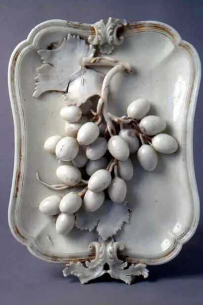 Tray with a grape cluster in relief. Naples, la Real Fabbrica di Porcellane di Capodimonte, ca. 1750. Courtesy of Art Museum Riga Bourse