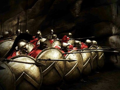 Formación militar espartana, representada en la película '300'. Tucídides escribe la historia de la guerra del Peloponesio entre atenienses y espartanos (431- 404)