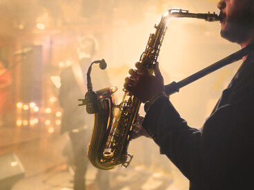 Le saxophone, un écho de la vie vibrante dans la nuit azur
