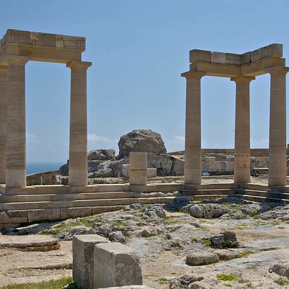 Parte dei resti restaurati del portico dorico (epoca ellenistica) del tempio di Atena Lindia, Acropoli di Lindos, Isola di Rodi, Grecia