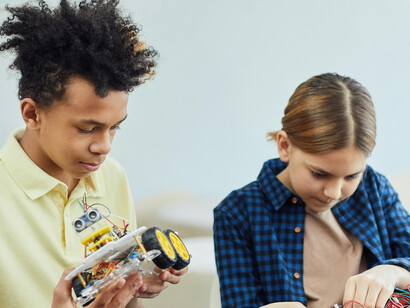 O transtorno de dependência digital provoca sintomas de abstinência, como irritabilidade e dificuldade de concentração, afetando o desempenho escolar e a convivência social