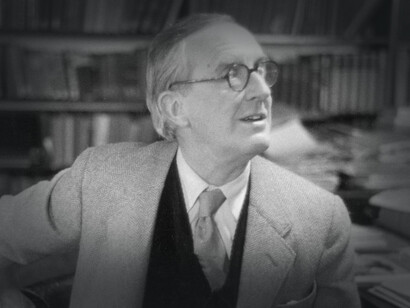 J. R. R. Tolkien, escritor, poeta, filólogo, lingüista y profesor universitario británico, nacido en el Estado Libre de Orange (hoy parte de Sudáfrica)