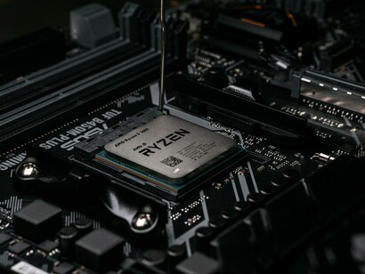 L’informatizzazione della vita quotidiana non l’ha resa più semplice, semmai più ottusa, con un sempre maggiore numero di cose da tenere a mente